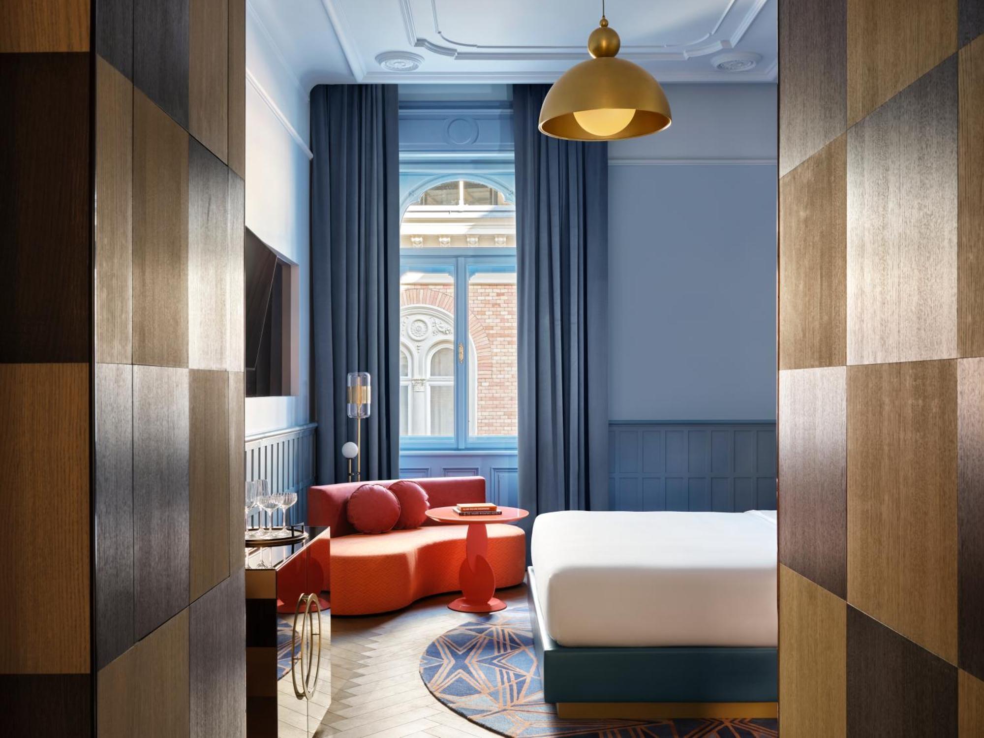 Deluxe Zimmer mit Kingsize-Bett und Straßenblick