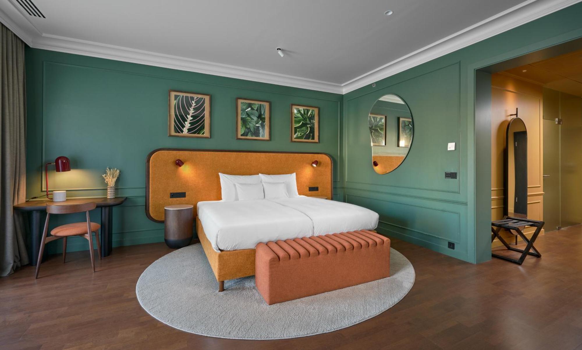 Premium Zimmer mit Kingsize-Bett und Blick auf die Stadt
