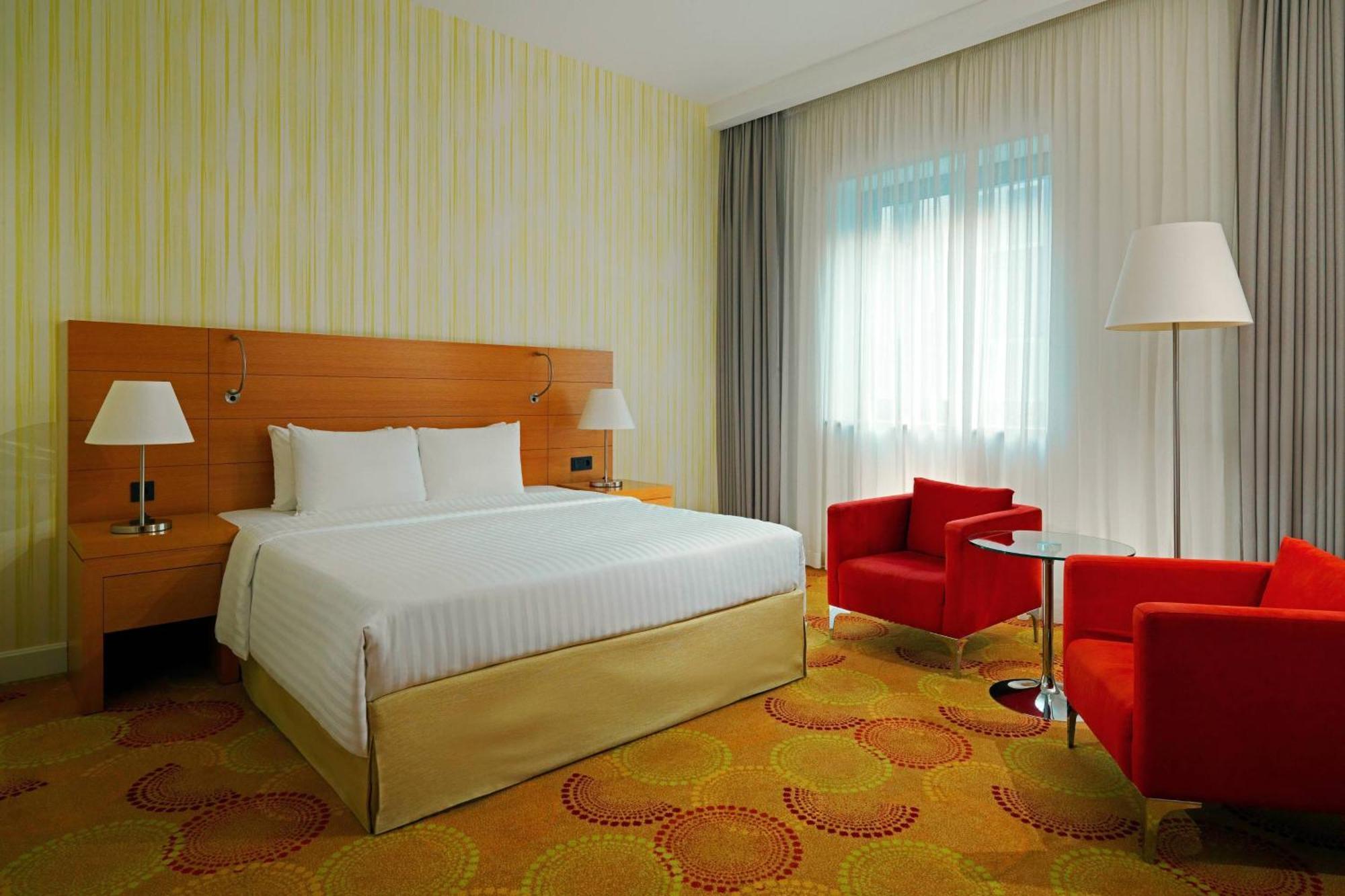 Deluxe Grand Room, Larger Guest room, 1 King,1643151059:JPEG
