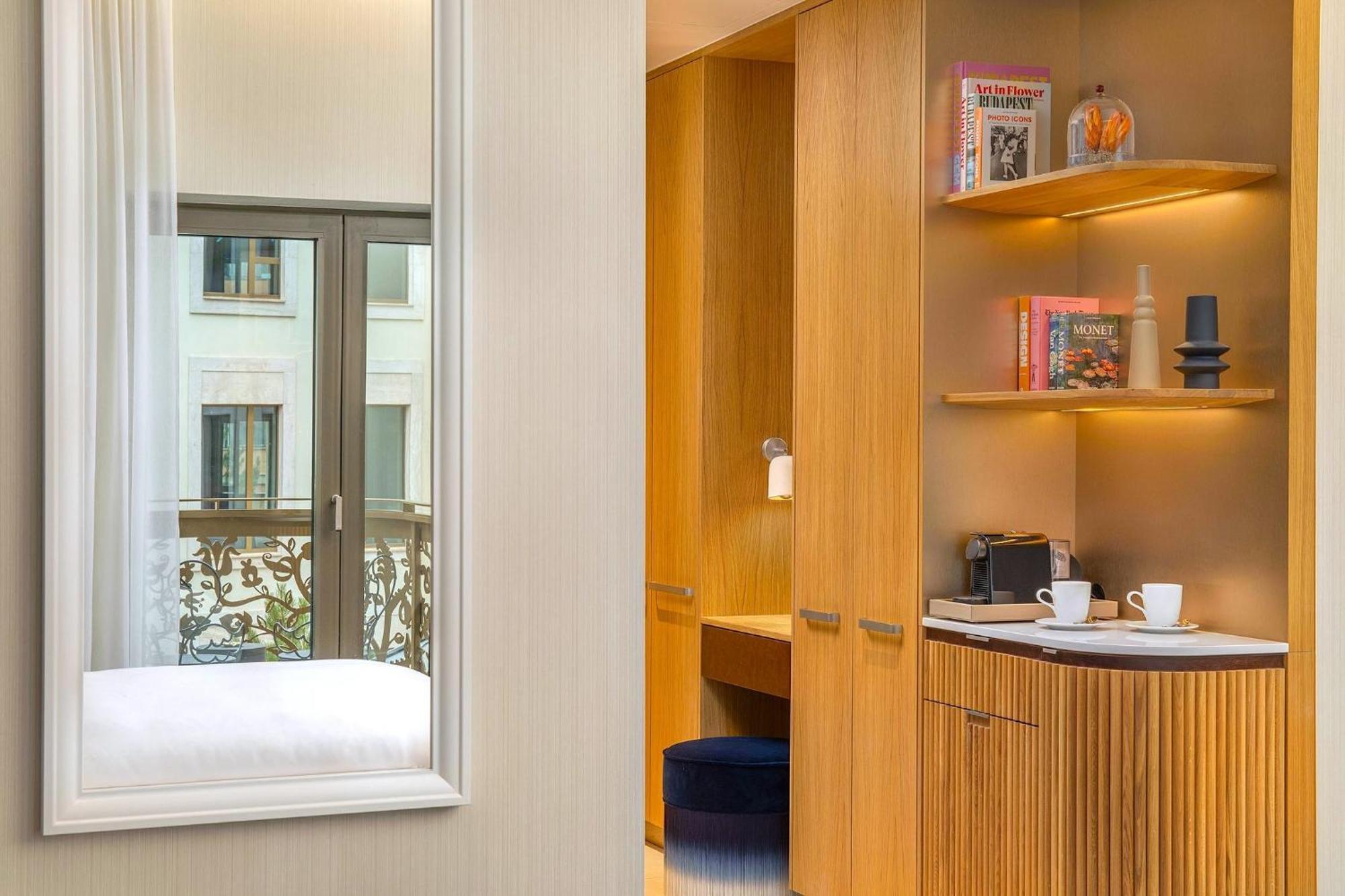 Premium Zimmer mit Kingsize-Bett, Gartenblick und möbliertem Balkon