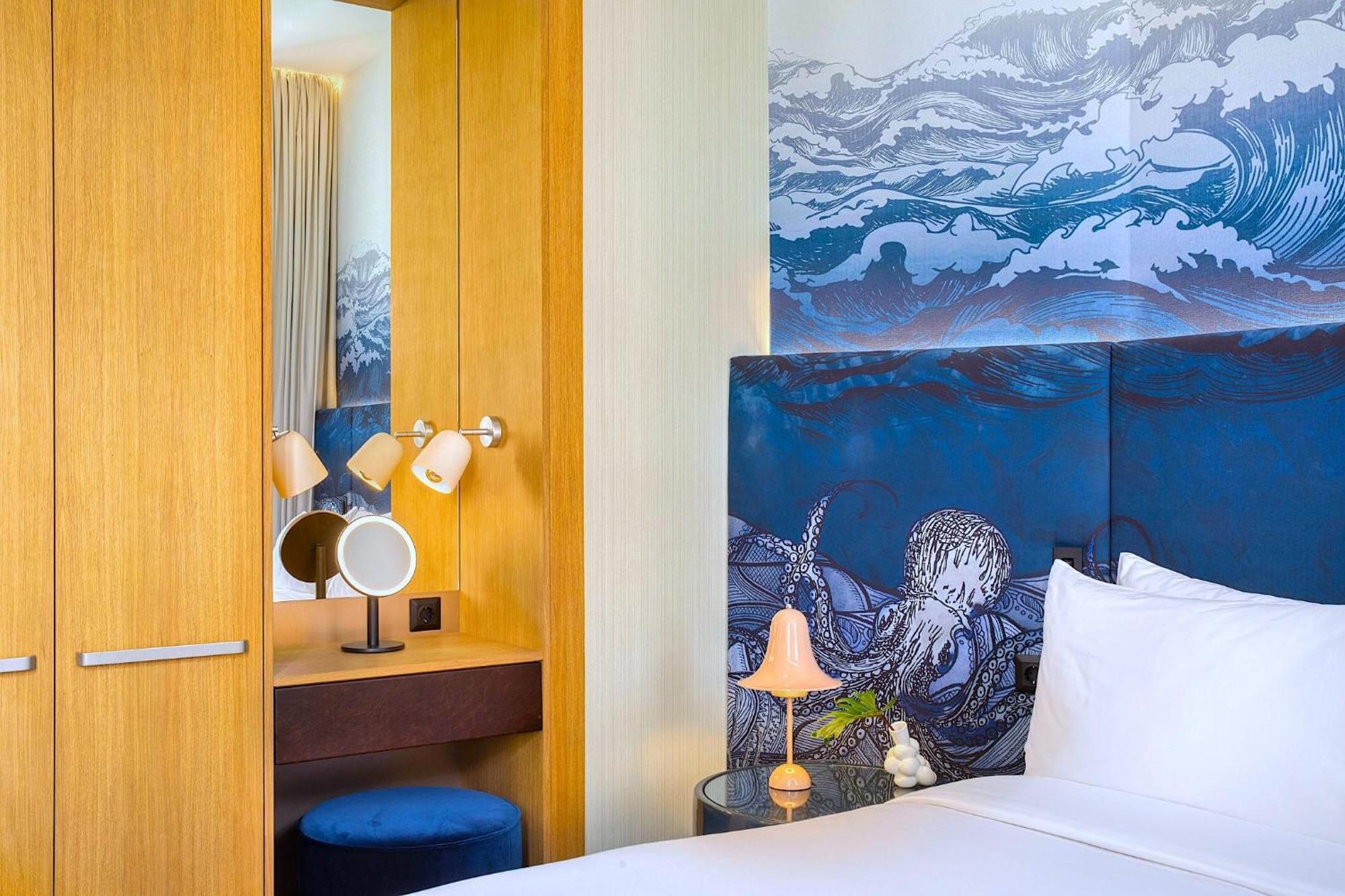 Premium Zimmer mit Kingsize-Bett und Blick auf die Stadt