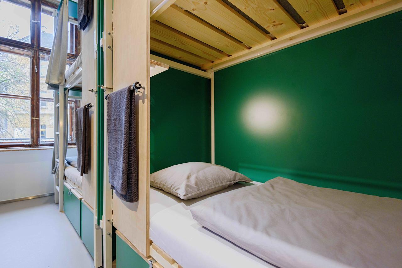 Einzelbett im gemischten Vier-Bett-Schlafsaal mit eigenem Bad